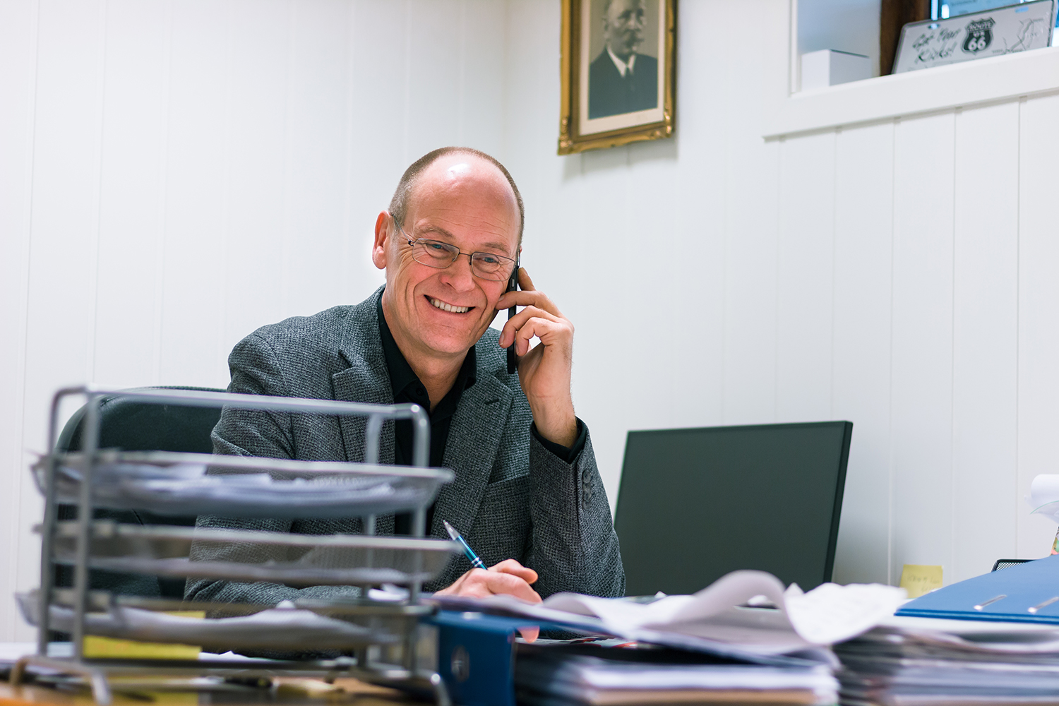 Et spekter av følelser. Både på telefon og ansikt til ansikt med pårørende er veien kort fra sorg og savn, til muntre minner.