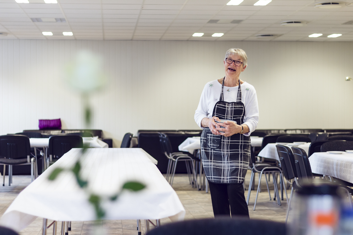 Jobber nesten uavbrutt. Det går unna når Arna og Anne-Marie setter i gang. De vet nøyaktig hva som må gjøres for å få et minnemøte i stand. 
