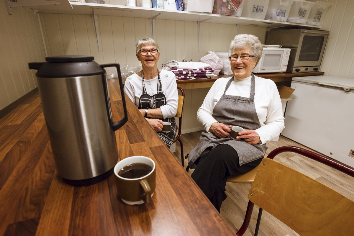 Vil ikke forstyrre. Mens minnemøtet går sin gang, sitter Arna og Anne-Marie på et lager bak kjøkkenet og drikker kaffe og prater. 