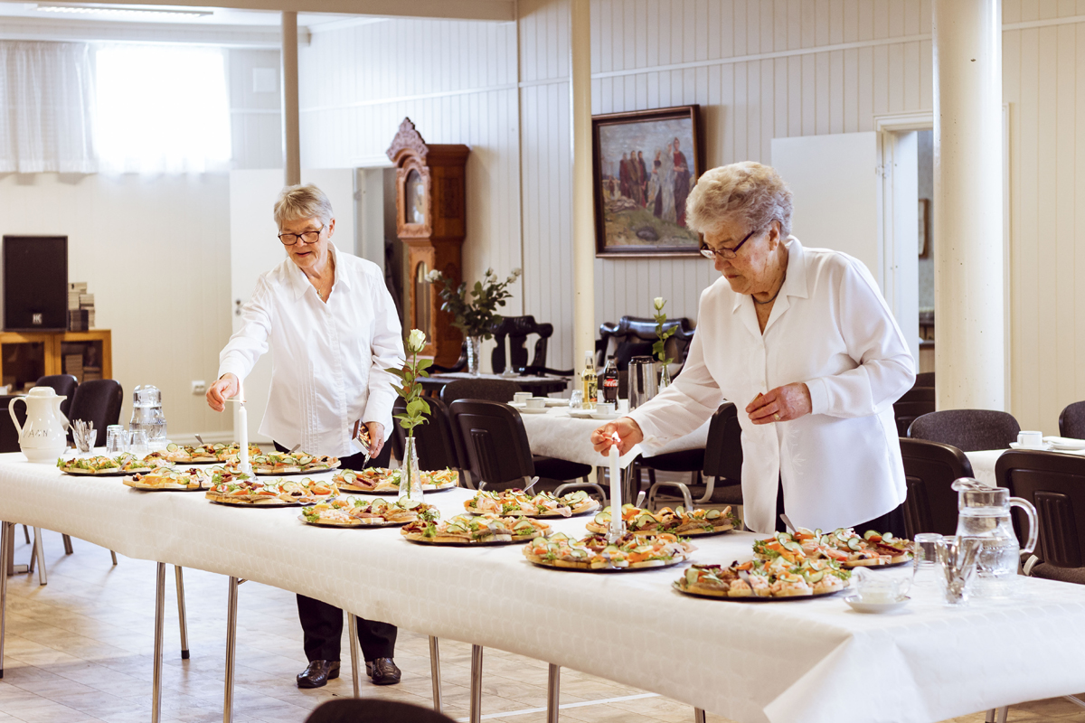 Ordner alt. De pårørende velger hva de ønsker å spise. Noen har med kake selv, og hvis det er barn til stede, er pølser alltid en vinner. – Vi liker å komme til det ferdige i dag, og så bare gå, sier Erik. 