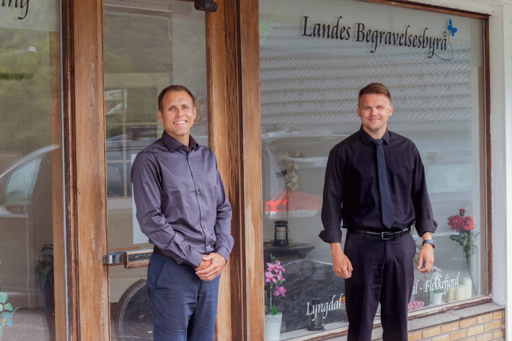 Brødrene Martin og Erik Lande foran kontorinngangen