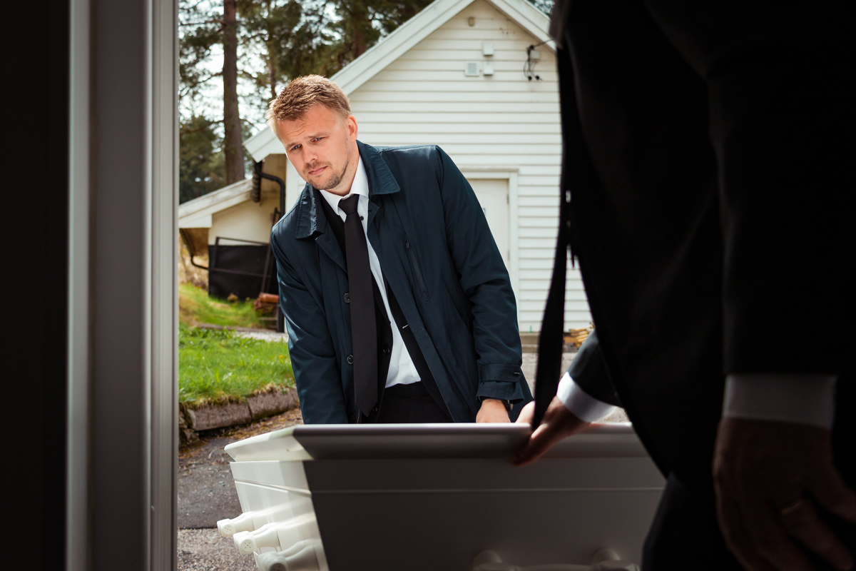 Erik Lande og Kalle Mersland bærer en kiste